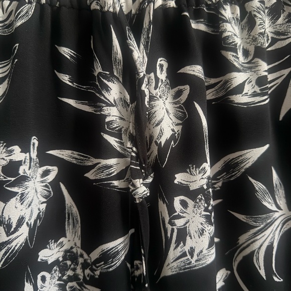 White House Black Market Black and Ivory Floral Tropical ankle pants size L - Picture 3 of 11